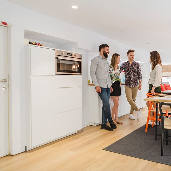 Cocina moderna reformada con clientes satisfechos en Puerto de Sagunto. Reformas Integrales